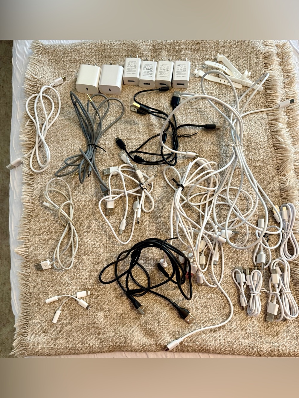 🌸H55 - Assorted USB Charging Cables and Wall Adapters - White/Black/Gray🛍️